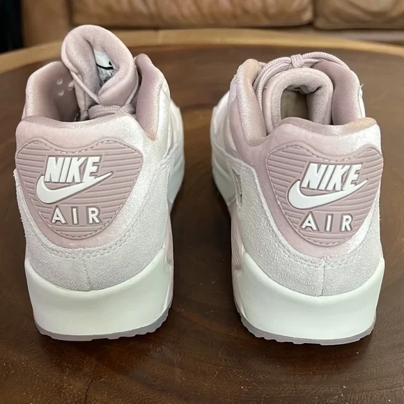 Nike Air Max 90 LX (lavender velvet)